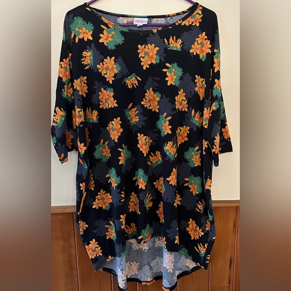 Lula Roe size MEDIUM simply comfortable t-shirt styled, floral top.